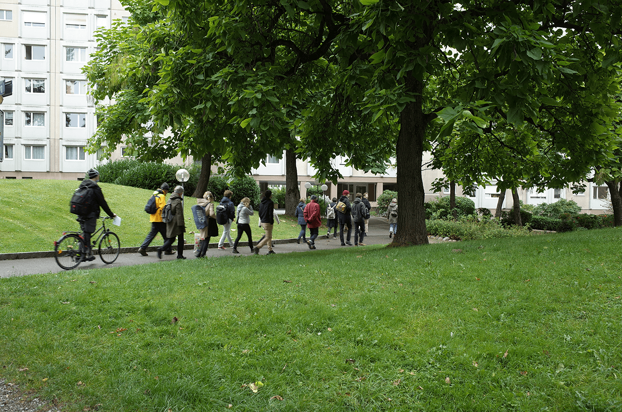 We organised guided tours along Triemlifussweg, to tell its stories to local inhabitants and the general public